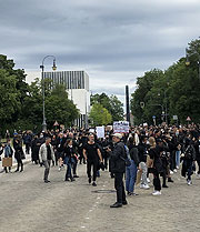 Demonstration „Silent Protest – Sag Nein zu Rassismus“  -  dann wurden weitere Demonstranten auf dem Königsplatz oin München gelassen (©Foto: Martin Schmitz)